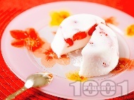 Рецепта Крем от желирано кисело мляко с цели ягоди за десерт